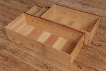 アンティーク家具　和製アンティーク　鉄脚付き　細かな鋲金具が目を引く観音開き箪笥ローボード(ローチェスト、衣装箪笥)