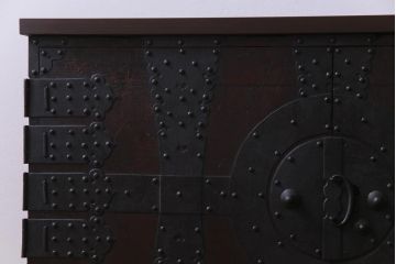 アンティーク家具　和製アンティーク　鉄脚付き　細かな鋲金具が目を引く観音開き箪笥ローボード(ローチェスト、衣装箪笥)