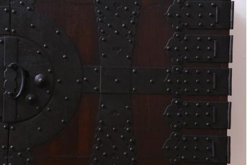 アンティーク家具　和製アンティーク　鉄脚付き　細かな鋲金具が目を引く観音開き箪笥ローボード(ローチェスト、衣装箪笥)