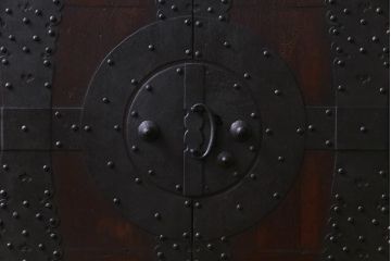 アンティーク家具　和製アンティーク　鉄脚付き　細かな鋲金具が目を引く観音開き箪笥ローボード(ローチェスト、衣装箪笥)