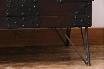 アンティーク家具　和製アンティーク　鉄脚付き　細かな鋲金具が目を引く観音開き箪笥ローボード(ローチェスト、衣装箪笥)