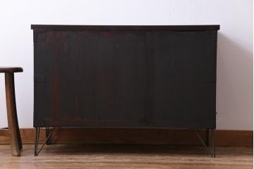 アンティーク家具　和製アンティーク　鉄脚付き　細かな鋲金具が目を引く観音開き箪笥ローボード(ローチェスト、衣装箪笥)