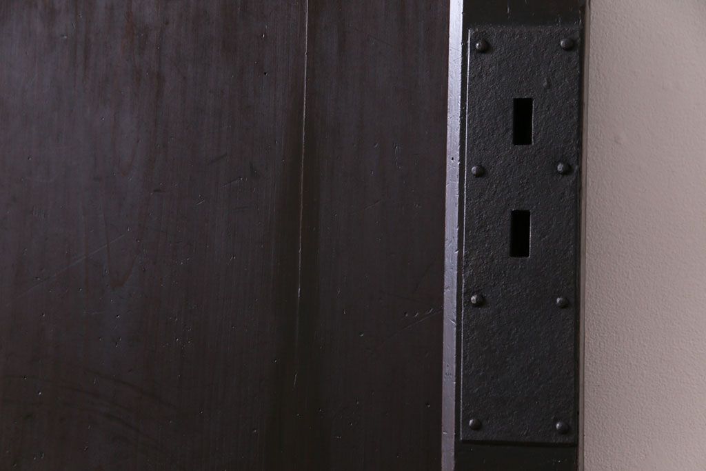 和製アンティーク　幅狭　造り込まれた金具が目を引く珍しい蔵戸(引き戸、建具、玄関戸)