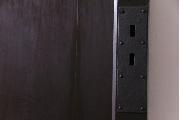 和製アンティーク　幅狭　造り込まれた金具が目を引く珍しい蔵戸(引き戸、建具、玄関戸)