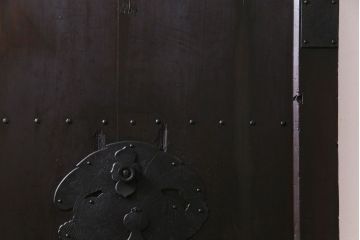 和製アンティーク　幅狭　造り込まれた金具が目を引く珍しい蔵戸(引き戸、建具、玄関戸)