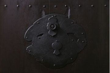 和製アンティーク　幅狭　造り込まれた金具が目を引く珍しい蔵戸(引き戸、建具、玄関戸)