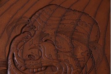 アンティーク　箱付き　ケヤキ製　雲雀刀　伎面　存在感のある彫刻盆(トレー)