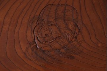 アンティーク　箱付き　ケヤキ製　雲雀刀　伎面　存在感のある彫刻盆(トレー)