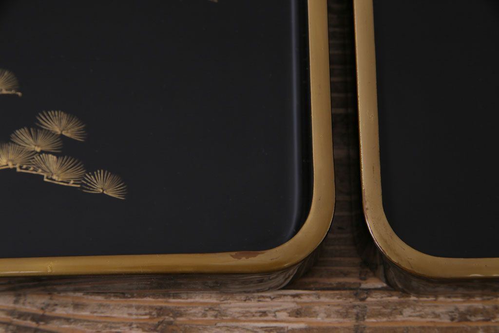 アンティーク雑貨　和製アンティーク　松が描かれた風格のある沈金蒔絵木製盆5枚セット(お盆、トレー)