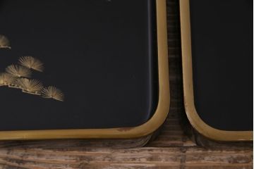 アンティーク雑貨　和製アンティーク　松が描かれた風格のある沈金蒔絵木製盆5枚セット(お盆、トレー)