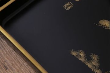 アンティーク雑貨　和製アンティーク　松が描かれた風格のある沈金蒔絵木製盆5枚セット(お盆、トレー)