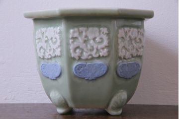 アンティーク雑貨　和製アンティーク　祖洞園池勝製　モダンなデザインの陽刻青磁鉢(植木鉢、盆栽鉢)