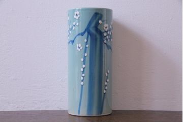 アンティーク雑貨　昭和期　梅の花　澄んだ青色が魅力のモダンな花瓶(1)