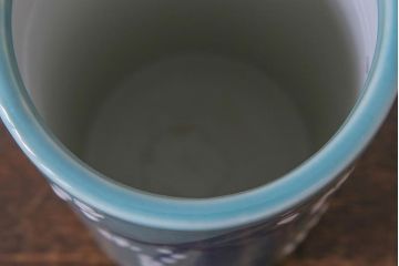 アンティーク雑貨　昭和期　梅の花　澄んだ青色が魅力のモダンな花瓶(1)