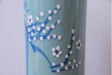 アンティーク雑貨　昭和期　梅の花　澄んだ青色が魅力のモダンな花瓶(1)