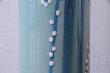 アンティーク雑貨　昭和期　梅の花　澄んだ青色が魅力のモダンな花瓶(1)