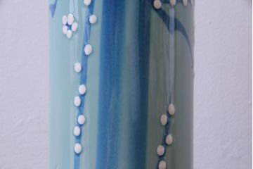 アンティーク雑貨　昭和期　梅の花　澄んだ青色が魅力のモダンな花瓶(1)