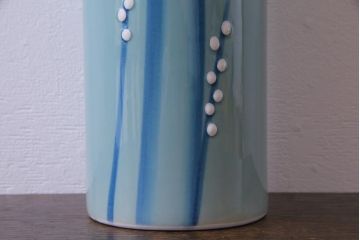 アンティーク雑貨　昭和期　梅の花　澄んだ青色が魅力のモダンな花瓶(2)