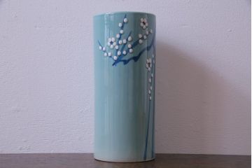 アンティーク雑貨　昭和期　梅の花　澄んだ青色が魅力のモダンな花瓶(2)