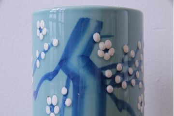 アンティーク雑貨　昭和期　梅の花　澄んだ青色が魅力のモダンな花瓶(2)