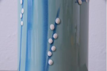 アンティーク雑貨　昭和期　梅の花　澄んだ青色が魅力のモダンな花瓶(2)