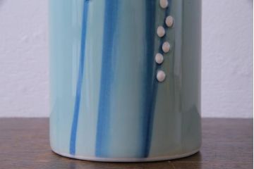 アンティーク雑貨　昭和期　梅の花　澄んだ青色が魅力のモダンな花瓶(2)