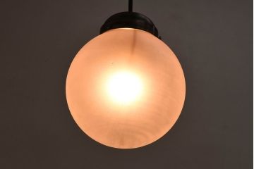 昭和レトロ　オパールガラス　淡い光が魅力的な球体型シェード(天井照明、ペンダントライト)