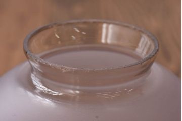 昭和レトロ　オパールガラス　淡い光が魅力的な球体型シェード(天井照明、ペンダントライト)