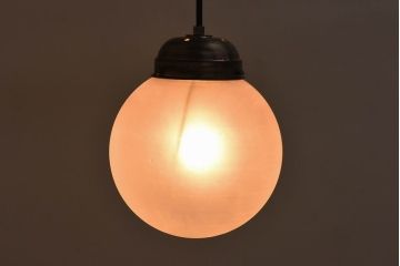 昭和レトロ　オパールガラス　淡い光が魅力的な球体型シェード(天井照明、ペンダントライト)