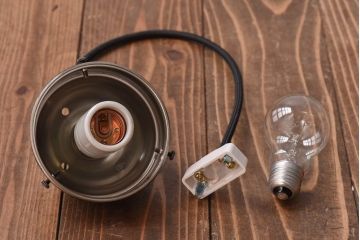 昭和レトロ　オパールガラス　淡い光が魅力的な球体型シェード(天井照明、ペンダントライト)