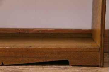 レトロ家具　昭和レトロ　古いラワン材の質感が味わい深い本棚(飾り棚、陳列棚、収納棚)