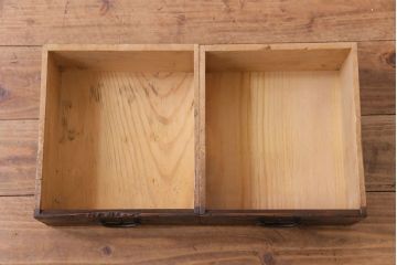 アンティーク家具　和製アンティーク　燻されたように黒ずんだ木肌が魅力の小振りな収納棚(小引き出し、卓上収納)