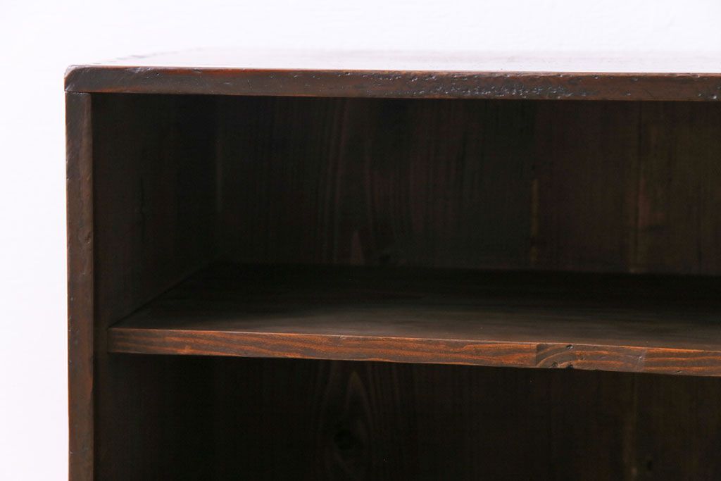 アンティーク家具　和製アンティーク　燻されたように黒ずんだ木肌が魅力の小振りな収納棚(小引き出し、卓上収納)