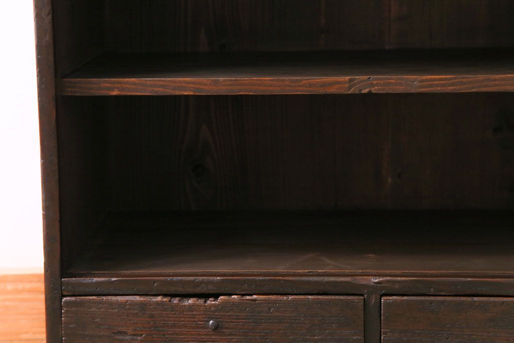 アンティーク家具　和製アンティーク　燻されたように黒ずんだ木肌が魅力の小振りな収納棚(小引き出し、卓上収納)