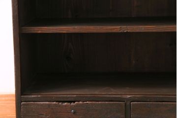 アンティーク家具　和製アンティーク　燻されたように黒ずんだ木肌が魅力の小振りな収納棚(小引き出し、卓上収納)