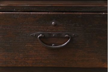 アンティーク家具　和製アンティーク　燻されたように黒ずんだ木肌が魅力の小振りな収納棚(小引き出し、卓上収納)