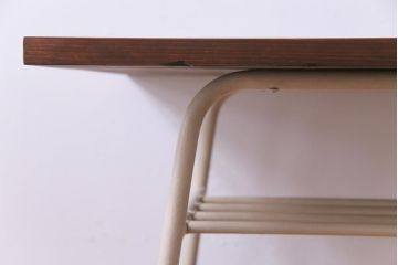 アンティーク家具　ヒノキ材製天板　淡いペイントカラーのアイアンテーブル(作業台、カフェテーブル)(2)