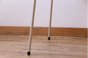 アンティーク家具　ヒノキ材製天板　淡いペイントカラーのアイアンテーブル(作業台、カフェテーブル)(2)