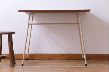 アンティーク家具　ヒノキ材製天板　淡いペイントカラーのアイアンテーブル(作業台、カフェテーブル)(2)