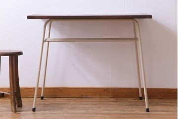 アンティーク家具　ヒノキ材製天板　淡いペイントカラーのアイアンテーブル(作業台、カフェテーブル)(3)