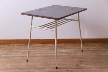 アンティーク家具　ヒノキ材製天板　淡いペイントカラーのアイアンテーブル(作業台、カフェテーブル)(3)