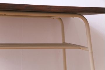 アンティーク家具　ヒノキ材製天板　淡いペイントカラーのアイアンテーブル(作業台、カフェテーブル)(3)