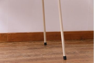 アンティーク家具　ヒノキ材製天板　淡いペイントカラーのアイアンテーブル(作業台、カフェテーブル)(3)