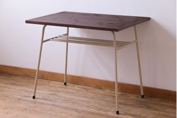 アンティーク家具　ヒノキ材製天板　淡いペイントカラーのアイアンテーブル(作業台、カフェテーブル)(3)