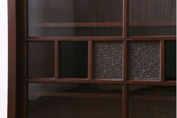 アンティーク家具　和製アンティーク　ヒノキ材　当時物の色ガラスとダイヤガラスを取り入れた大正ロマン香る戸棚(飾り棚、サイドボード)