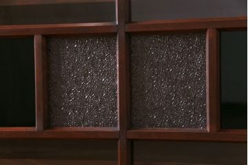 アンティーク家具　和製アンティーク　ヒノキ材　当時物の色ガラスとダイヤガラスを取り入れた大正ロマン香る戸棚(飾り棚、サイドボード)