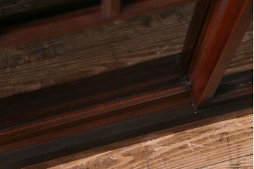 アンティーク家具　和製アンティーク　ヒノキ材　当時物の色ガラスとダイヤガラスを取り入れた大正ロマン香る戸棚(飾り棚、サイドボード)