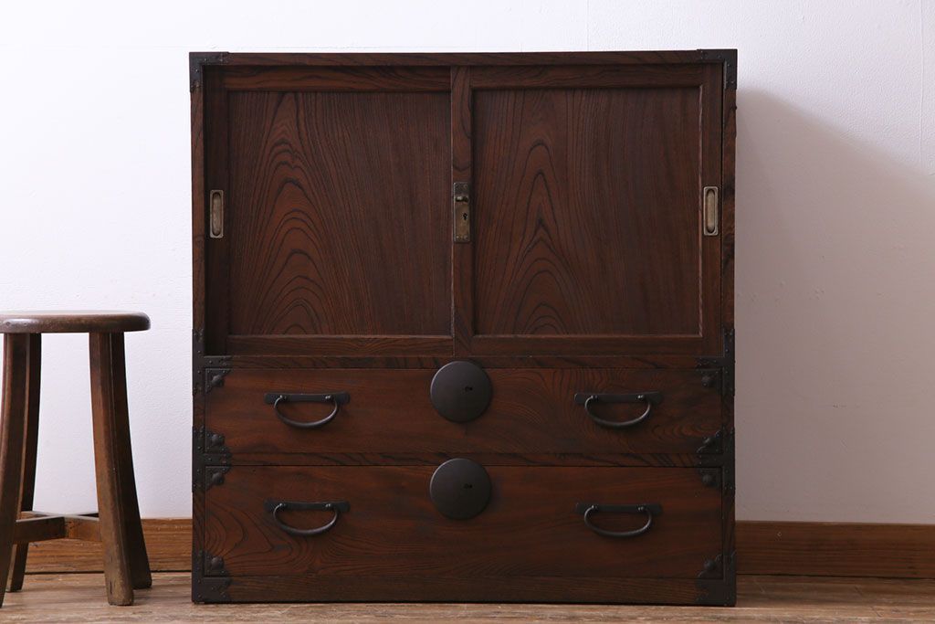 アンティーク家具　和製アンティーク　前面ケヤキ材　味わいのある趣が和の雰囲気を引き立てる帳場箪笥(収納棚、キャビネット)