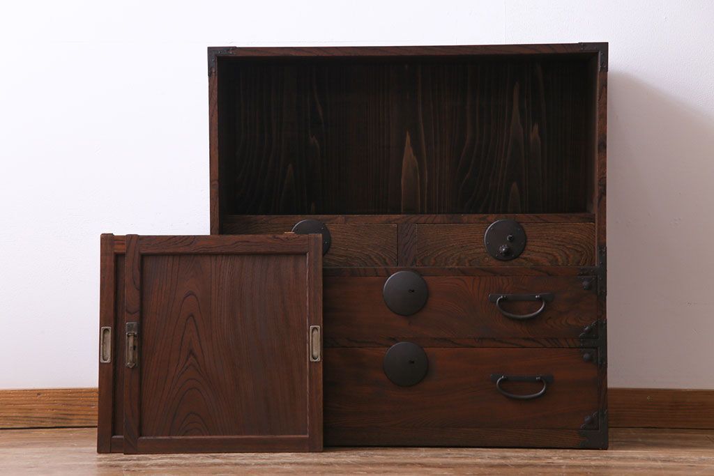 アンティーク家具　和製アンティーク　前面ケヤキ材　味わいのある趣が和の雰囲気を引き立てる帳場箪笥(収納棚、キャビネット)