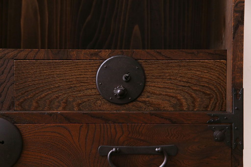 アンティーク家具　和製アンティーク　前面ケヤキ材　味わいのある趣が和の雰囲気を引き立てる帳場箪笥(収納棚、キャビネット)